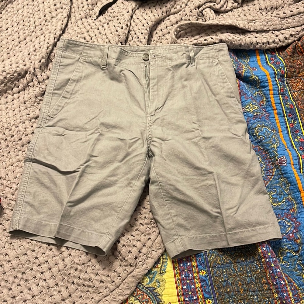 Men’s gray chino shorts